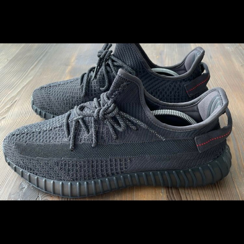 YEEZY BOOST 350 V2 BLACK. USED